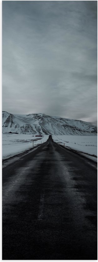 WallClassics - Poster Glanzend – Bewolkte Weg door de Sneeuw - 20x60 cm Foto op Posterpapier met Glanzende Afwerking