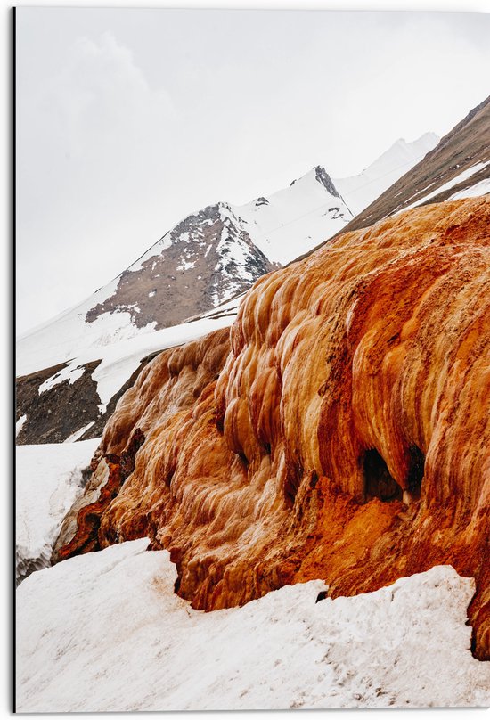 WallClassics - Dibond - Bruin met Oranje Rotsen op een Berg met Sneeuw - 50x75 cm Foto op Aluminium (Wanddecoratie van metaal)