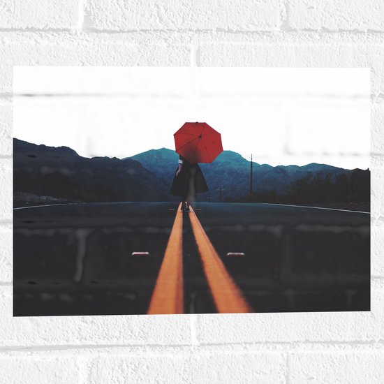 WallClassics - Muursticker - Vrouw met Rode Paraplu op de Weg - 40x30 cm Foto op Muursticker