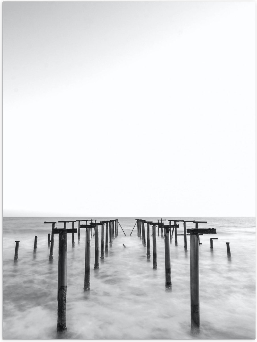 Poster (Mat) - Rij Palen in de Zee - 30x40 cm Foto op Posterpapier met een Matte look