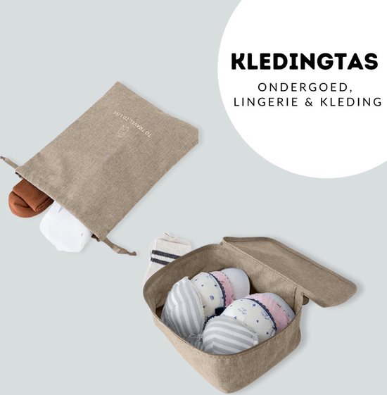 Beige kledinghoesjes: een met sokken en ondergoed, een voor lingerie.