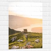 WallClassics - Muursticker - Afgesloten Put op Bergtop - 50x75 cm Foto op Muursticker