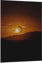 WallClassics - Vlag - Parachute bij zonsondergang - 80x120 cm Foto op Polyester Vlag