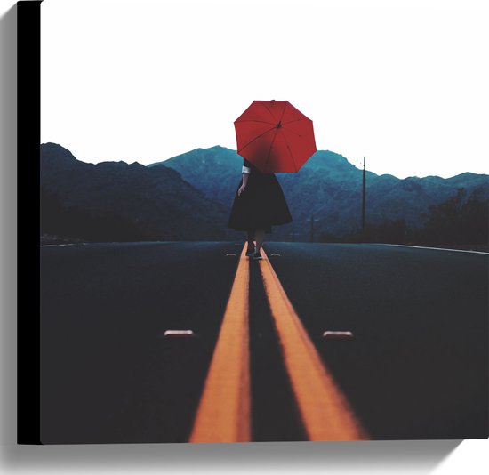 WallClassics - Canvas - Vrouw met Rode Paraplu op de Weg - 40x40 cm Foto op Canvas Schilderij (Wanddecoratie op Canvas)