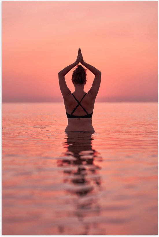 Poster Glanzend – Mediterende Vrouwen in Rozekleurige Zee - 70x105 cm Foto op Posterpapier met Glanzende Afwerking