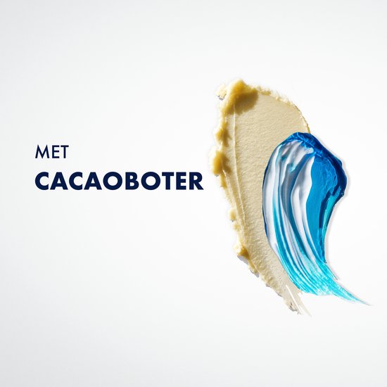 Schepje gele cacaoboter met een veeg blauwe en witte scheergel ernaast.