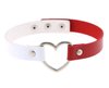 Wit en rood lederen choker met zilverkleurig hart.