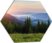 Dibond Hexagon - Ondergaande Zon in een Landschap vol Bergen - 60x52.2 cm Foto op Hexagon (Met Ophangsysteem)