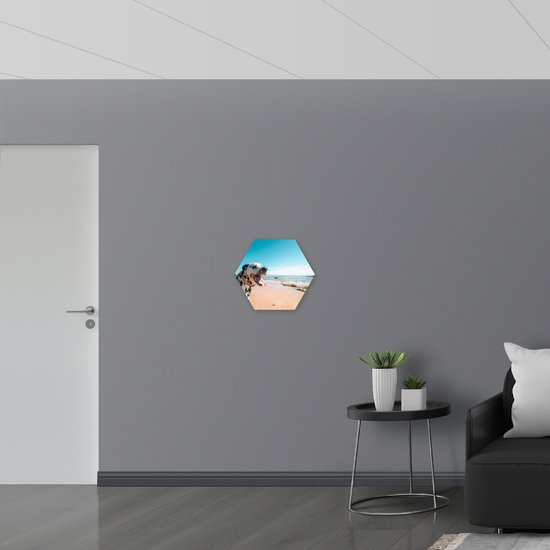 PVC Schuimplaat Hexagon - Vrolijke Dalmatiër op het Strand - 50x43.5 cm Foto op Hexagon (Met Ophangsysteem)