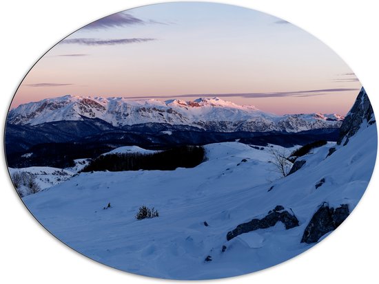 Dibond Ovaal - Bergen bedekt door Laag Sneeuw - 108x81 cm Foto op Ovaal (Met Ophangsysteem)