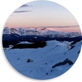 PVC Schuimplaat Muurcirkel - Bergen bedekt door Laag Sneeuw - 50x50 cm Foto op Muurcirkel (met ophangsysteem)