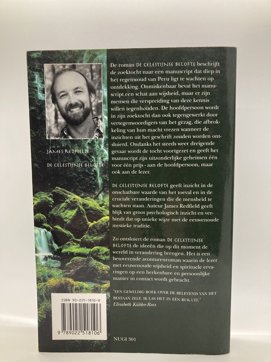 Achterkant van het boek 'De Celestijnse belofte' met op de voorgrond de auteur James Redfield en een waterval in Peru.