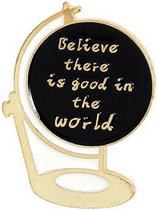 Pin ''good in the world'' wereldbol, rond, broche, kledingspeld