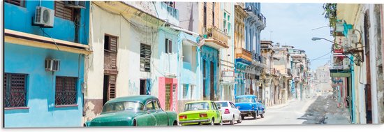 Dibond - Gekleurde Geparkeerde Auto's in Kleurrijke Straat - Cuba - 90x30 cm Foto op Aluminium (Met Ophangsysteem)