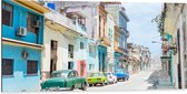 Dibond - Gekleurde Geparkeerde Auto's in Kleurrijke Straat - Cuba - 100x50 cm Foto op Aluminium (Met Ophangsysteem)