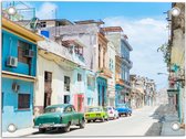 Tuinposter – Gekleurde Geparkeerde Auto's in Kleurrijke Straat - Cuba - 40x30 cm Foto op Tuinposter (wanddecoratie voor buiten en binnen)