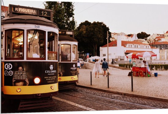 Dibond - Rijdende Tram - Portugal - 120x80 cm Foto op Aluminium (Met Ophangsysteem)