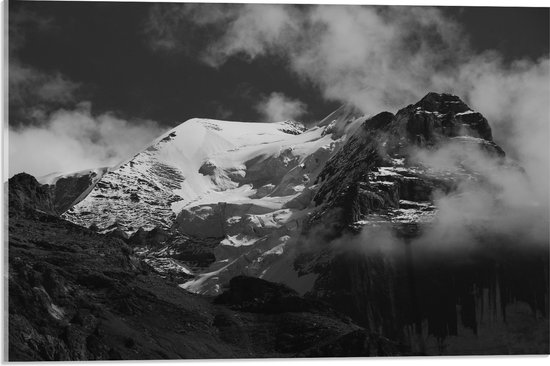 Acrylglas - Wolken in de Bergen met Sneeuw (Zwart- wit) - 60x40 cm Foto op Acrylglas (Wanddecoratie op Acrylaat)