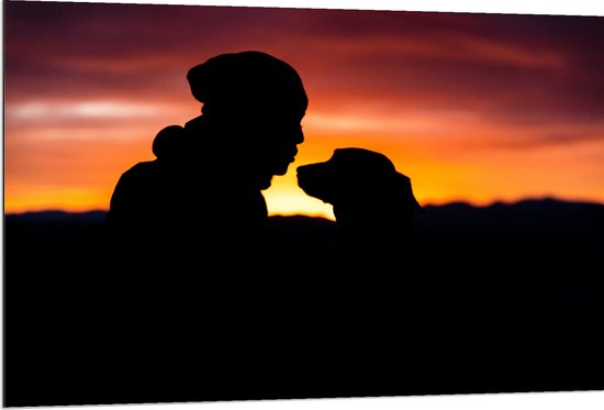 WallClassics - Dibond - Silhouet van Man met Muts met Zijn Hond - 120x80 cm Foto op Aluminium (Met Ophangsysteem)