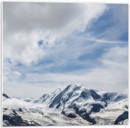 PVC Schuimplaat- Besneeuwde Bergtoppen van Alpen Gebergte met Openbrekend Wolkenveld - 50x50 cm Foto op PVC Schuimplaat
