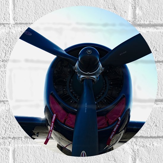 WallClassics - Muursticker Cirkel - Zwarte Motor van een Vliegtuig - 30x30 cm Foto op Muursticker