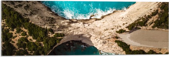 Acrylglas - Bovenaanzicht van Mediteraanse Cliffs - 90x30 cm Foto op Acrylglas (Met Ophangsysteem)