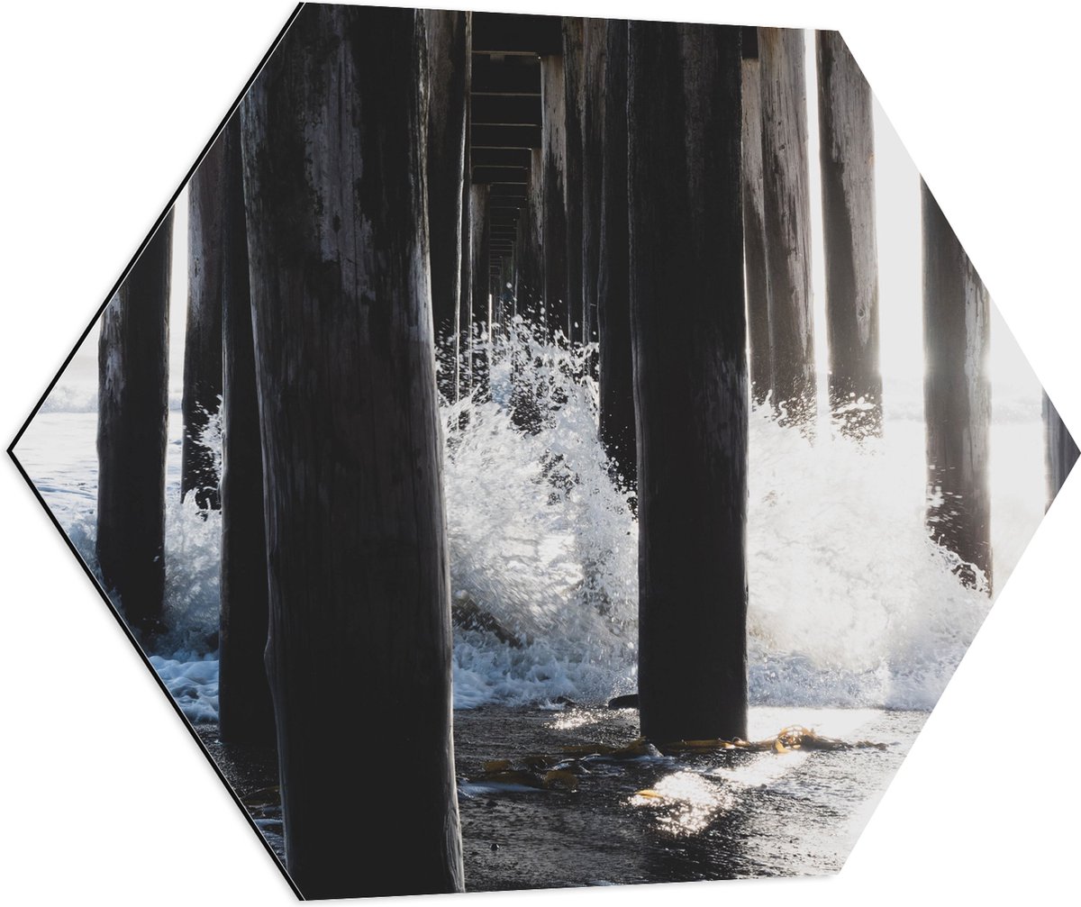 Dibond Hexagon - Water klots4end tegen Houten Palen in de Zee - 80x69.6 cm Foto op Hexagon