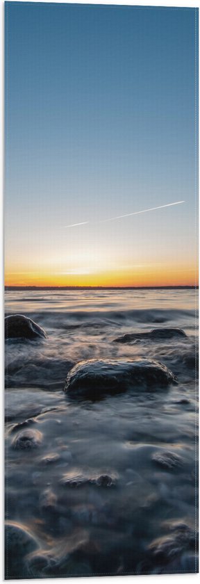 WallClassics - Vlag - Zonsondergang bij Zee vol Rotsen - 30x90 cm Foto op Polyester Vlag