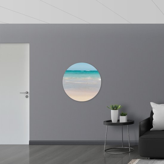 WallClassics - Muursticker Cirkel - Wit Strand met Helderblauwe Oceaan - 80x80 cm Foto op Muursticker