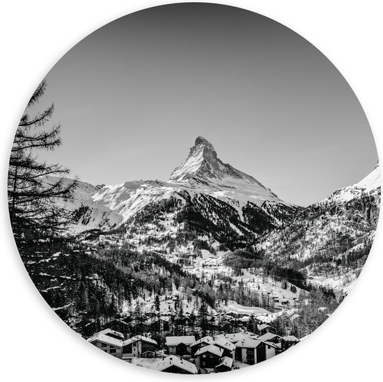 WallClassics - PVC Schuimplaat Muurcirkel - Grote Boom voor Sneeuwbergen (zwart/ wit) - 140x140 cm Foto op Muurcirkel (met ophangsysteem)