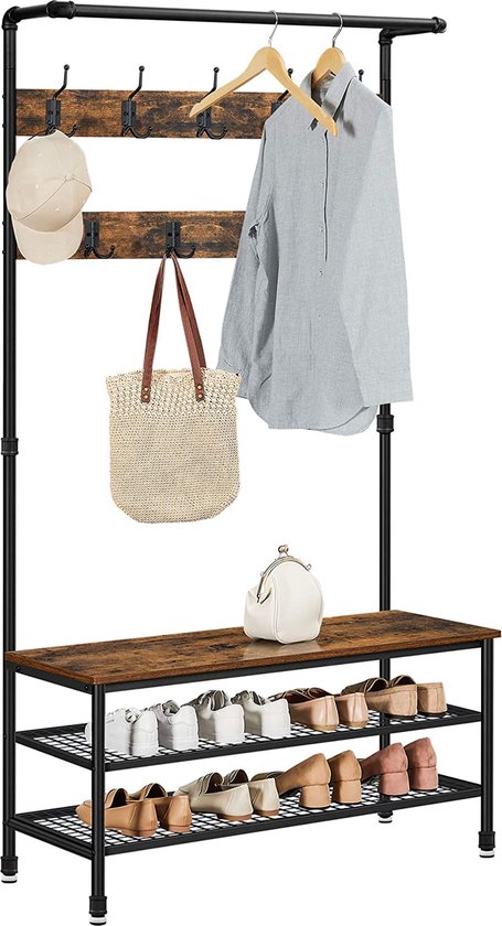 Kapstok met bruin houten plankjes, zwarte haken, zitbank en schoenenrek; met kleding, tas, hoed en schoenen.