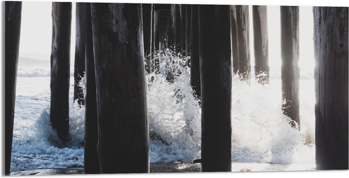 Acrylglas - Water klots4end tegen Houten Palen in de Zee - 100x50 cm Foto op Acrylglas (Wa