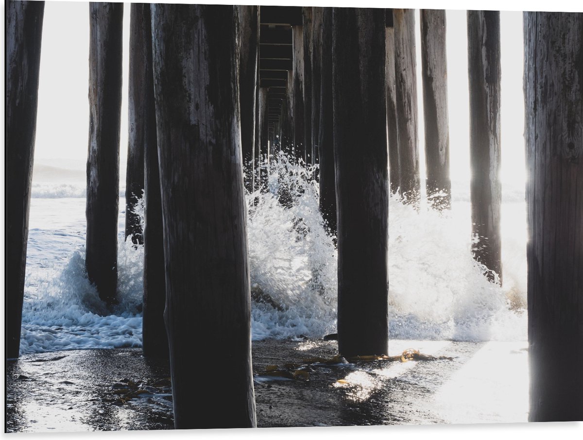 Dibond - Water klots4end tegen Houten Palen in de Zee - 80x60 cm Foto op Aluminium (Wandde