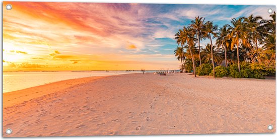 Tuinposter – Tropisch Eiland in de Zomer met Mooie Overlopende Kleuren in de Lucht - 100x50 cm Foto op Tuinposter (wanddecoratie voor buiten en binnen)