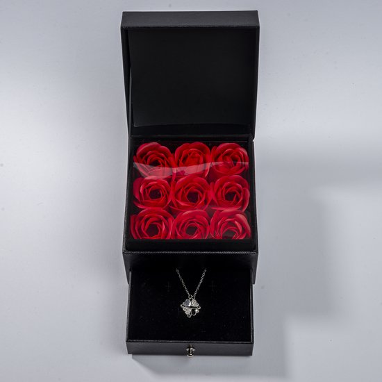 Flowerbox carré avec collier Swarovski Four Leaf Clover Hartjes - Coffret  cadeau femme... | bol.com