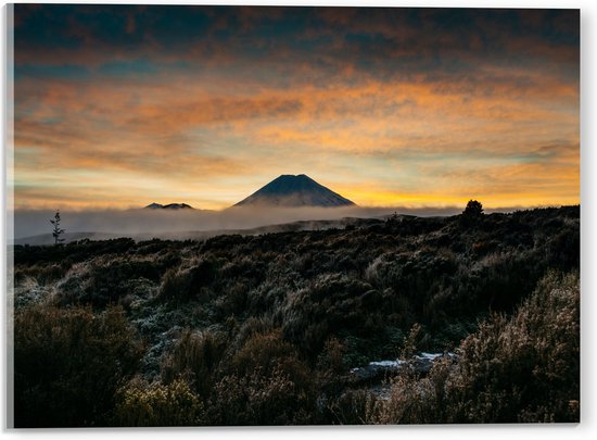 WallClassics - Acrylglas - Uitzicht op Vulkaan in de Verte - 40x30 cm Foto op Acrylglas (Met Ophangsysteem)
