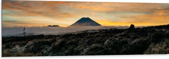 WallClassics - Dibond - Uitzicht op Vulkaan in de Verte - 150x50 cm Foto op Aluminium (Met Ophangsysteem)