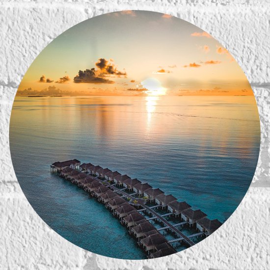 WallClassics - Muursticker Cirkel - Rij Vakantiehuisjes op het Water met Ondergaande Zon - 20x20 cm Foto op Muursticker