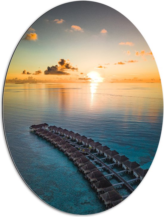 WallClassics - Dibond Ovaal - Rij Vakantiehuisjes op het Water met Ondergaande Zon - 60x80 cm Foto op Ovaal (Met Ophangsysteem)