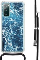 Hoesje met koord - Geschikt voor Samsung Galaxy S20 FE - Oceaan - Verstelbaar zwart koord - Crossbody - Natuur - Transparant, Blauw - Leuke Telefoonhoesjes