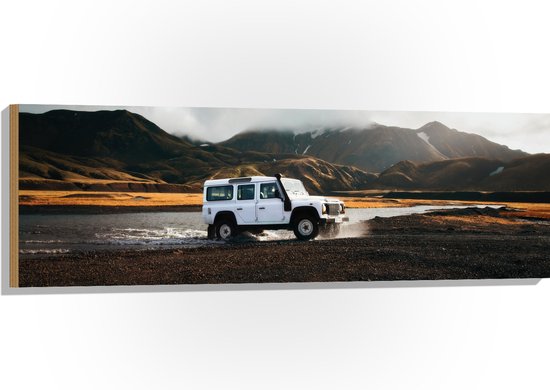 WallClassics - Hout - Witte Grote Auto door het Water bij het Berglandschap - 120x40 cm - 9 mm dik - Foto op Hout (Met Ophangsysteem)