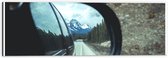 WallClassics - Dibond - Uitzicht op Besneeuwde Bergen in Autospiegel - 60x20 cm Foto op Aluminium (Met Ophangsysteem)