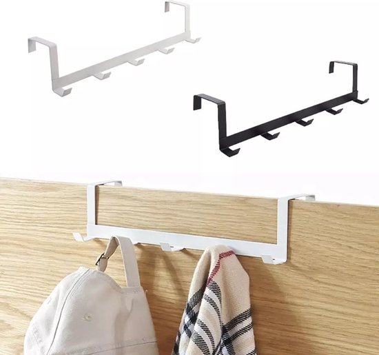 Een witte en een zwarte deurkapstok met vijf haken, getoond aan een houten deur met een pet en sjaal eraan.