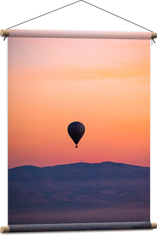 Textielposter - Heteluchtballon boven Berg tijdens Zonsondergang in Turkije - 60x80 cm Foto op Textiel