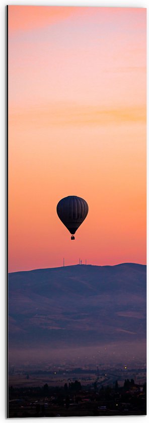 Dibond - Heteluchtballon boven Berg tijdens Zonsondergang in Turkije - 30x90 cm Foto op Aluminium (Met Ophangsysteem)