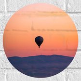 Muursticker Cirkel - Heteluchtballon boven Berg tijdens Zonsondergang in Turkije - 30x30 cm Foto op Muursticker