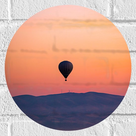 Muursticker Cirkel - Heteluchtballon boven Berg tijdens Zonsondergang in Turkije - 30x30 cm Foto op Muursticker