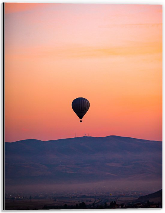 Dibond - Heteluchtballon boven Berg tijdens Zonsondergang in Turkije - 30x40 cm Foto op Aluminium (Met Ophangsysteem)