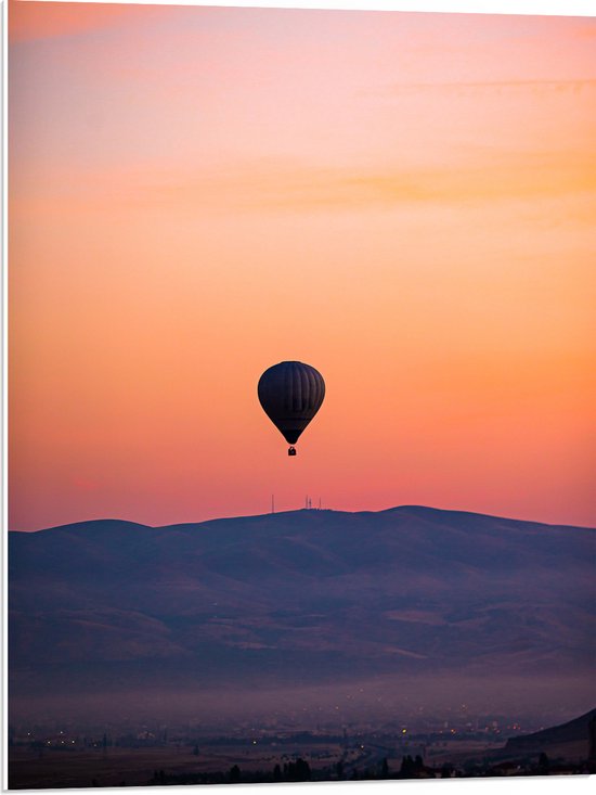 PVC Schuimplaat- Heteluchtballon boven Berg tijdens Zonsondergang in Turkije - 60x80 cm Foto op PVC Schuimplaat