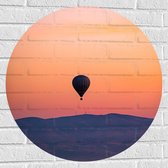 Muursticker Cirkel - Heteluchtballon boven Berg tijdens Zonsondergang in Turkije - 70x70 cm Foto op Muursticker